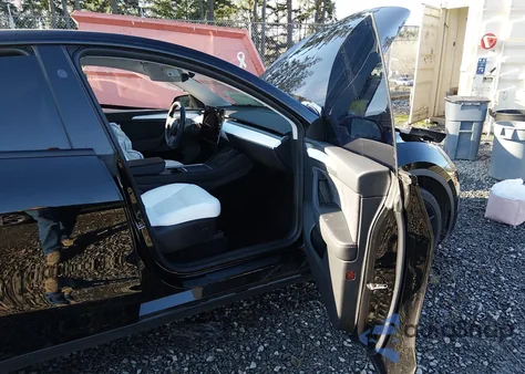 2025 Tesla Model Y Long Range Dual Motor All-Wheel Drive z USA, uszkodzony, nr VIN 7SAYGDEE0SF256902